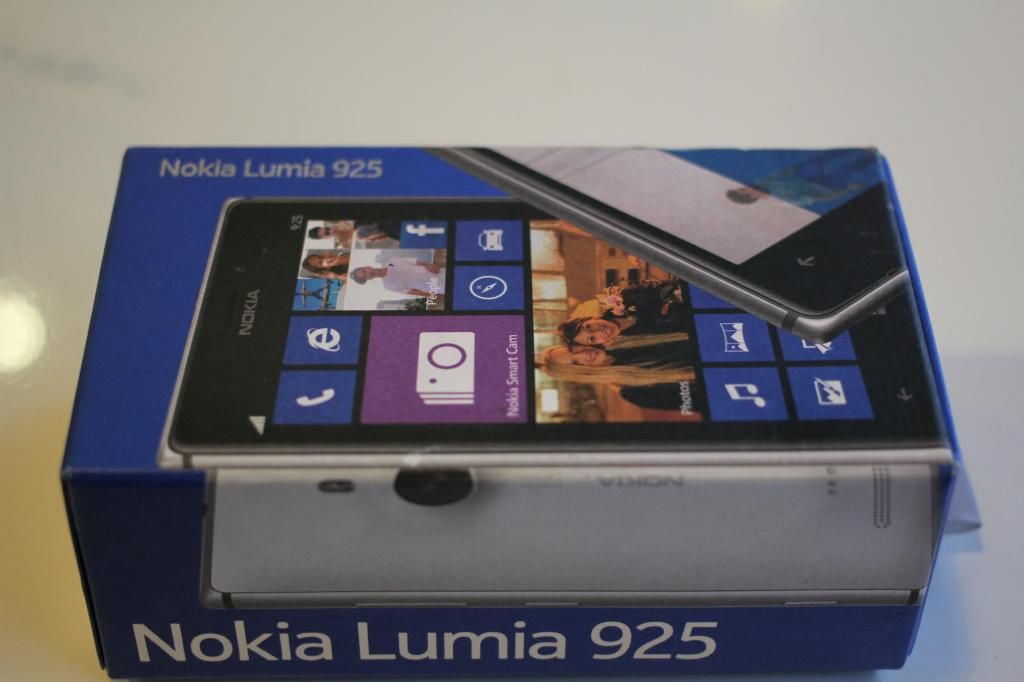 HCM - Nokia  Lumina 925 bạc Fullbox còn bảo hành tới tháng 2/2015.