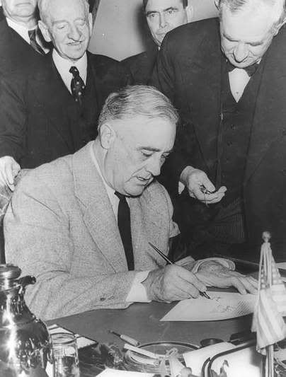 Franklin_Roosevelt_signing_declarat.jpg