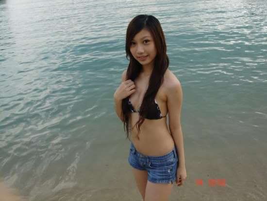 香港三點式美少女.........索爆沙灘圖片